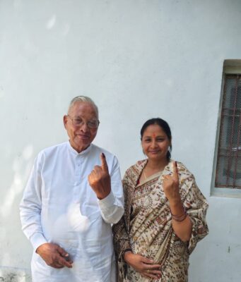 Breking news: पूर्व विधानसभा अध्यक्ष कुंजवाल ने किया कुंज में मतदान