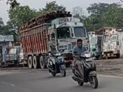 बड़ी ख़बर : वन निगम से लकड़ी के ओवरहाइट ट्रक, जनता की जान पर खतरा, यातायात नियमों की उड़ रही धज्जियां
