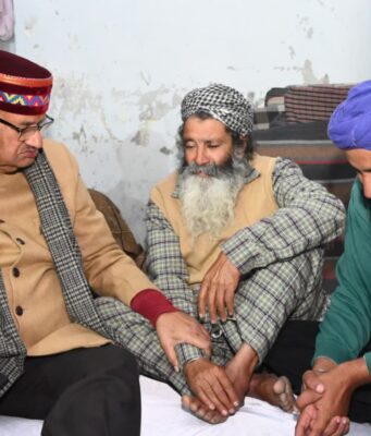 कृषि मंत्री गणेश जोशी ने मृतक किसान के परिजनों से की मुलाकात, हर संभव सहायता का दिया भरोसा, मजिस्ट्रेट जांच के निर्देश